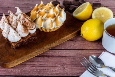 Mini çikolatalı pasta ve limonlu pasta..