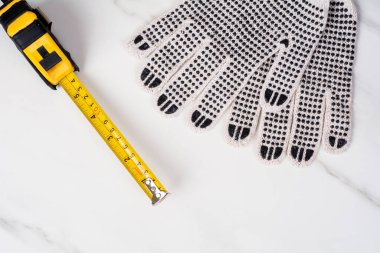 ölçüm şeridi ve eldiven.