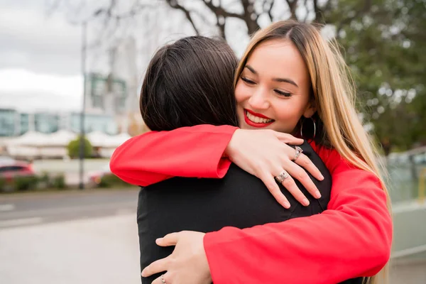 Zwei junge Freunde umarmen sich. — Stockfoto