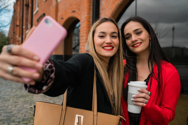 Dos jóvenes amigos tomando una selfie con teléfono móvil. —  Fotos de Stock