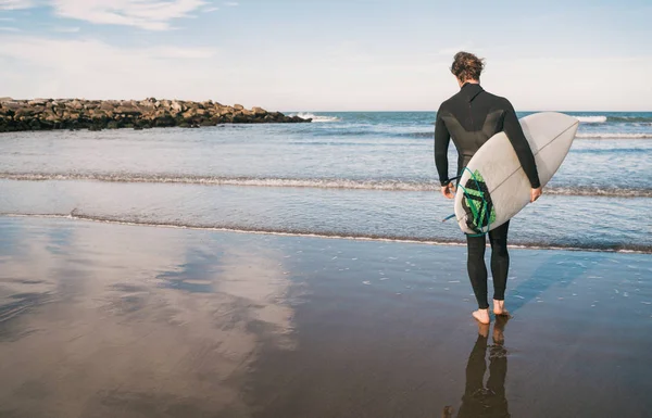 Surfare ner i vattnet med sin surfbräda. — Stockfoto