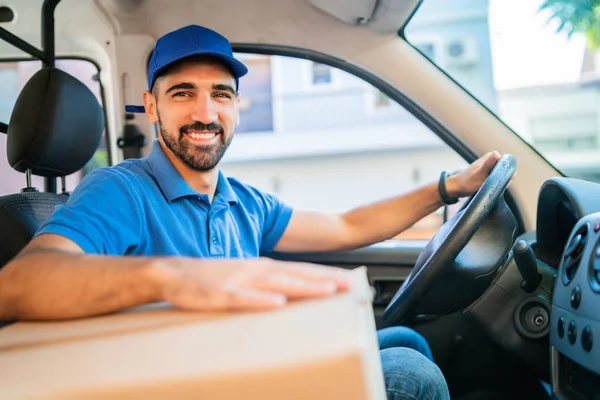Entrega hombre conducir furgoneta con cajas de cartón en el asiento. — Foto de Stock