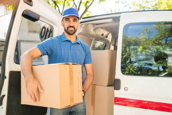 Чоловік-доставка розвантаження картонних коробок з фургона . — стокове фото