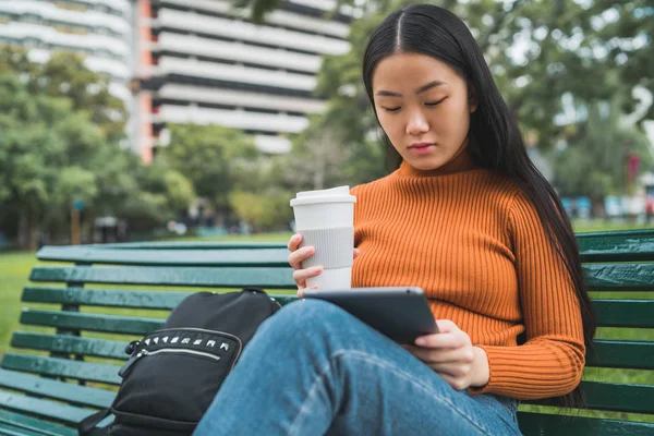 Mujer asiática usando su tableta digital. — Foto de Stock