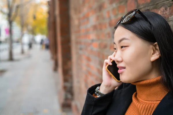 Asiatin telefoniert. — Stockfoto