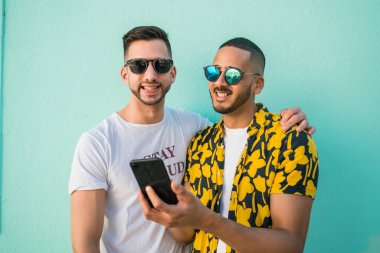 Eşcinsel çift telefon kullanırken birlikte vakit geçiriyor..