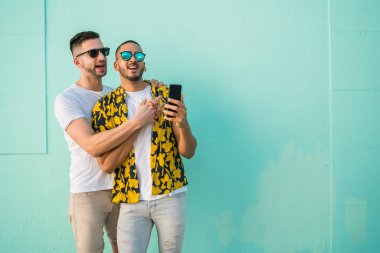 Eşcinsel çift cep telefonuyla selfie çekiyor..