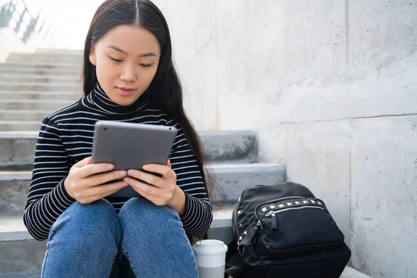 Mulher asiática usando tablet digital . — Fotografia de Stock