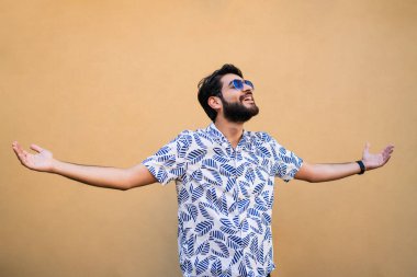 Yazın tadını çıkaran ve yaz kıyafetleri giyen adam..