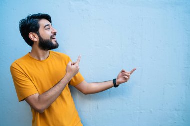 Bir şey gösteren genç adamın portresi..