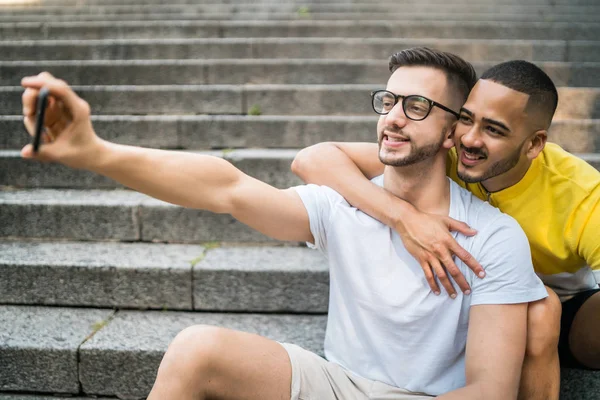 Schwules Paar macht ein Selfie mit Handy. — Stockfoto