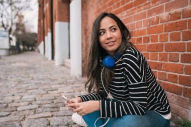 Cep telefonu kullanan Latin kadın.