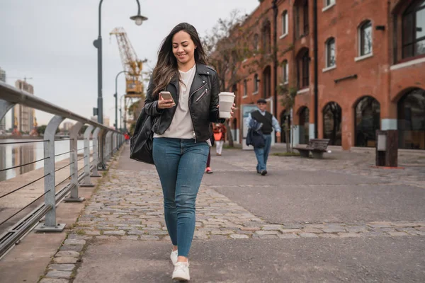 Junge Frau benutzt ihr Handy. — Stockfoto