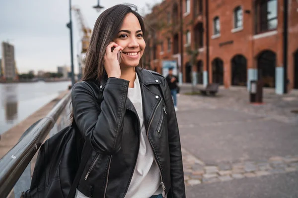 Latinská žena mluví po telefonu. — Stock fotografie