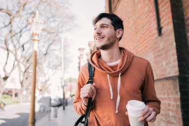 Genç adam sokakta yürüyor..