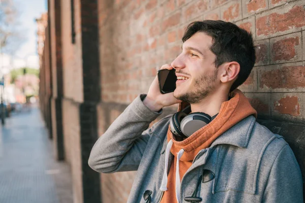 Fiatalember beszél telefonon a szabadban.. — Stock Fotó