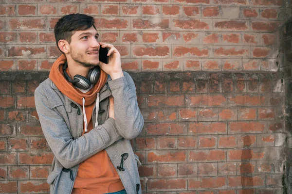 Giovane uomo che parla al telefono all'aperto. — Foto Stock