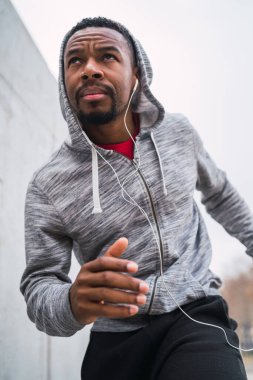 Koşan fitness adamı portresi.