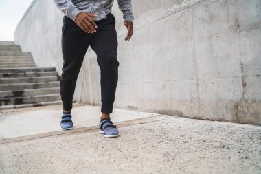 Koşan bir sporcunun portresi.