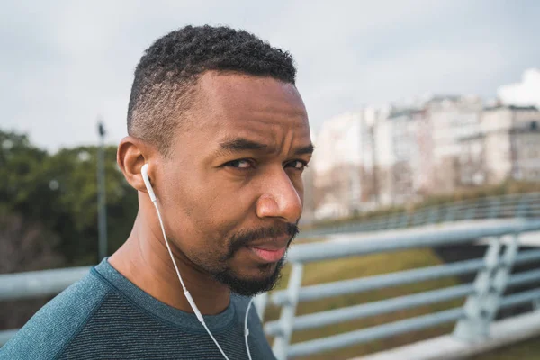 Idrottsman lyssnar på musik. — Stockfoto