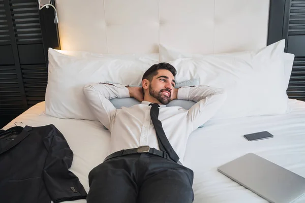 Biznesmen robi sobie przerwę od pracy w pokoju hotelowym. — Zdjęcie stockowe