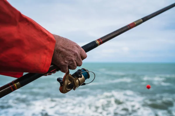 Pêcheur pêchant à la mer . — Photo