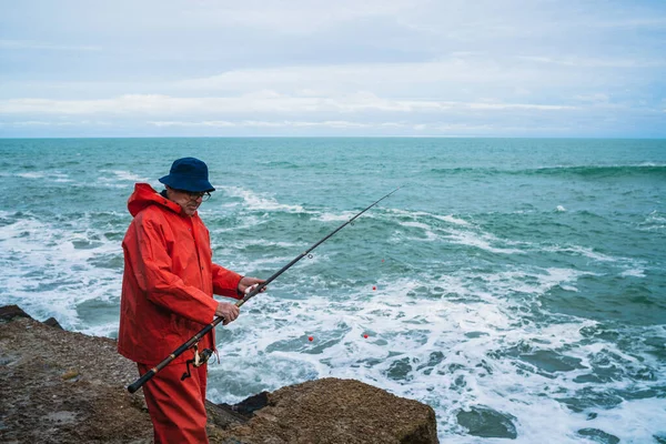 Oude man vissen in de zee. — Stockfoto