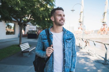 Sokakta yürüyen bir adam.