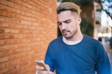 Cep telefonunu kullanan bir adam..