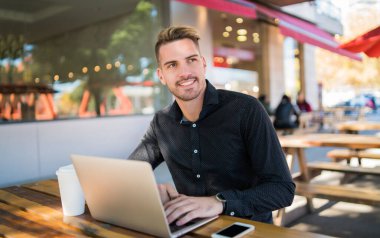 İşadamı laptopuyla çalışıyor..