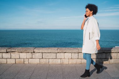 Latin kadın telefonda konuşuyor..