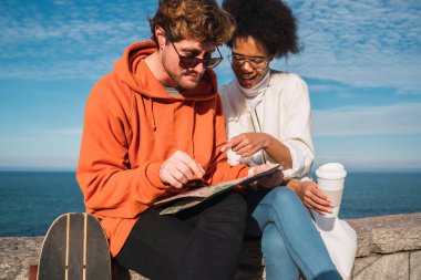 Elinde harita olan iki gezgin..