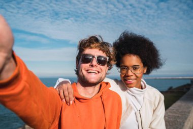 İki arkadaş selfie çekiyor..
