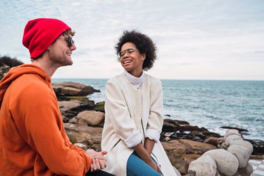 İki arkadaş birlikte eğleniyor..