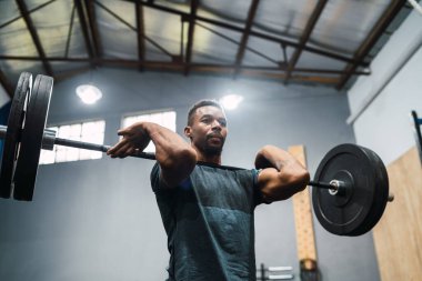 Crossfit sporcu halterle egzersiz yapıyor.. 