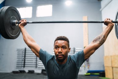 Crossfit sporcu halterle egzersiz yapıyor.. 