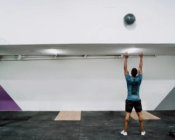 Atleta Crossfit haciendo ejercicio con pelota. — Foto de Stock