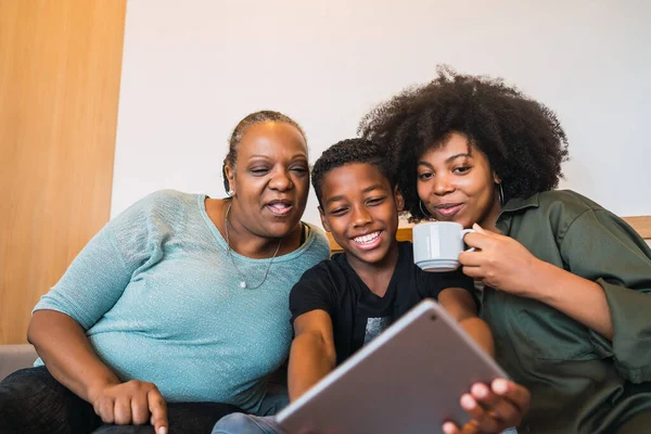 Babcia, matka i syn robią sobie selfie tabletem cyfrowym. — Zdjęcie stockowe