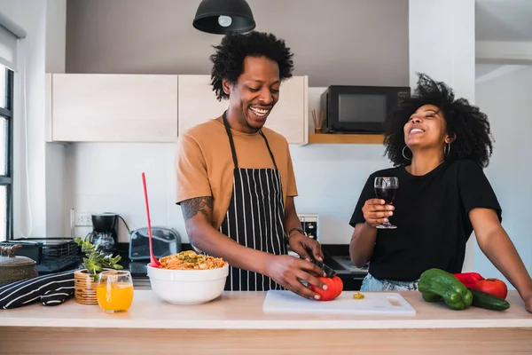 Afro çift mutfakta birlikte yemek pişiriyor.. — Stok fotoğraf