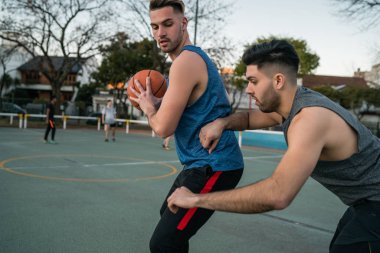 Genç basketbolcular teke tek oynuyor..
