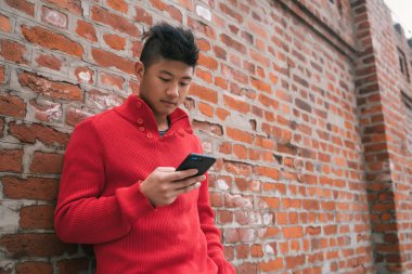 Cep telefonunu kullanan bir adam..