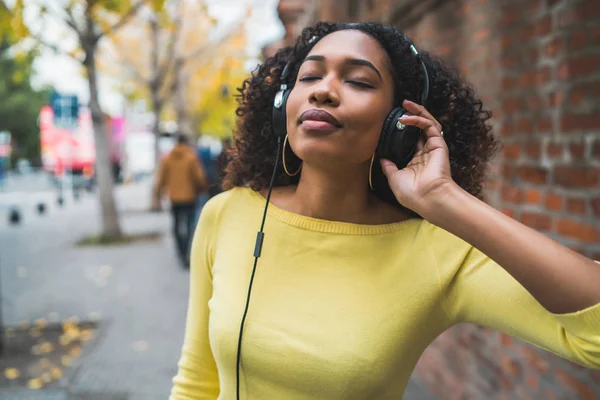 Afro amerikai nő zenét hallgat — Stock Fotó