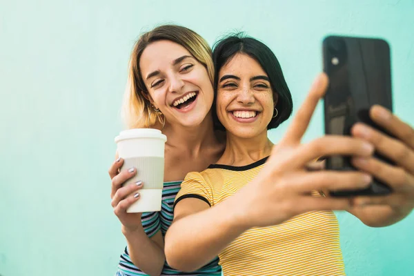 Adorável casal lésbico tirando uma selfie com telefone. — Fotografia de Stock
