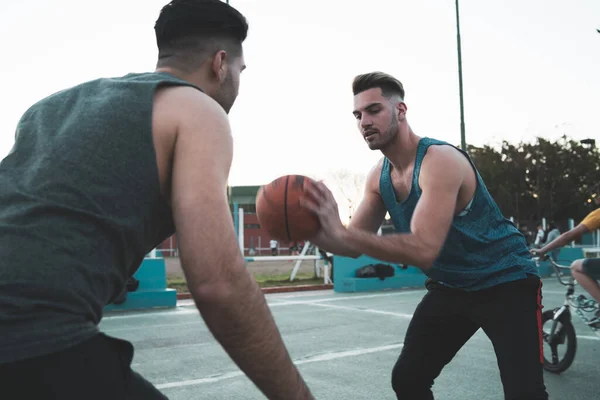 Jonge basketballers spelen één-op-één. — Stockfoto