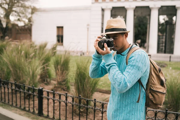 Turista asiático con una cámara vintage. — Foto de Stock