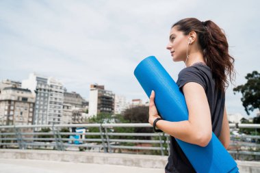 Antrenman minderi tutan atletik bir kadın.