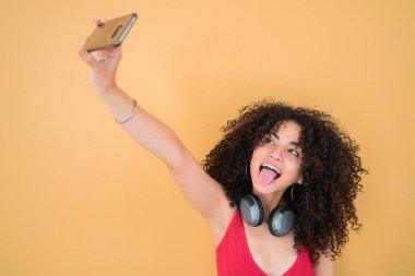 Afro kadın telefonla selfie çekiyor..