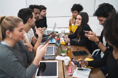 Çok ırklı yaratıcı insanlar beyin fırtınası yapıyorlar..