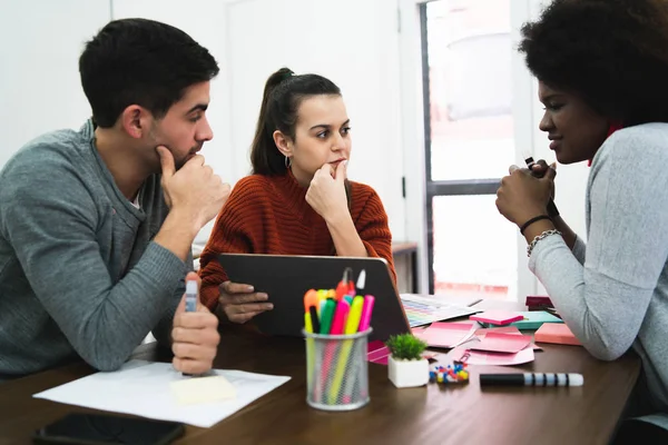 Diseñadores creativos trabajando juntos en un proyecto. — Foto de Stock