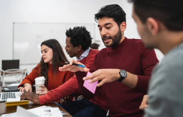 Diseñadores creativos trabajando juntos en un proyecto. — Foto de Stock